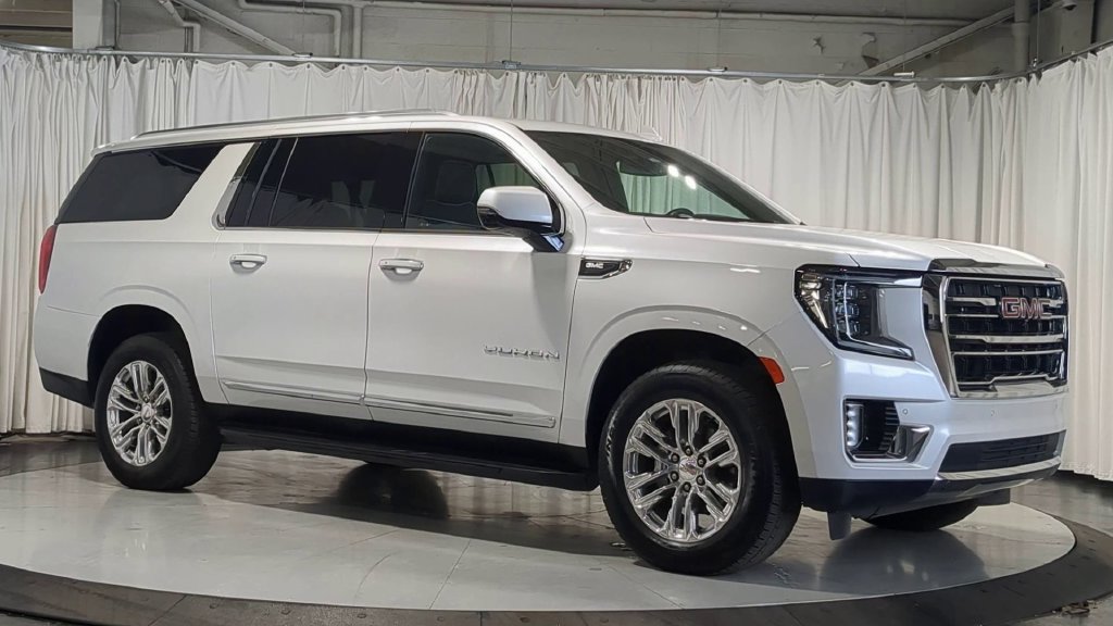 Used 2024 GMC Yukon XL SLT w/ SLT Luxury Package AWD/4WD image 2