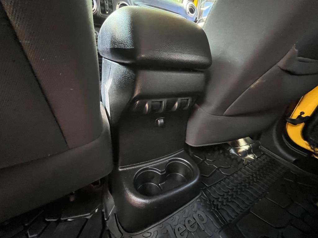 Used 2015 Jeep Wrangler Unlimited Sahara w/ Connectivity Group AWD/4WD image 32