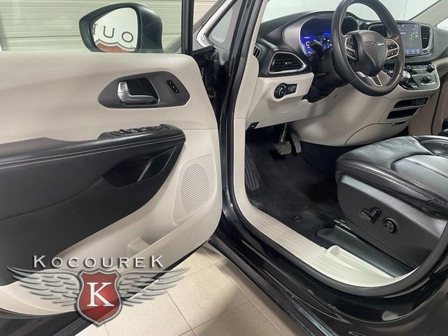 Used 2023 Chrysler Pacifica Touring-L image 10