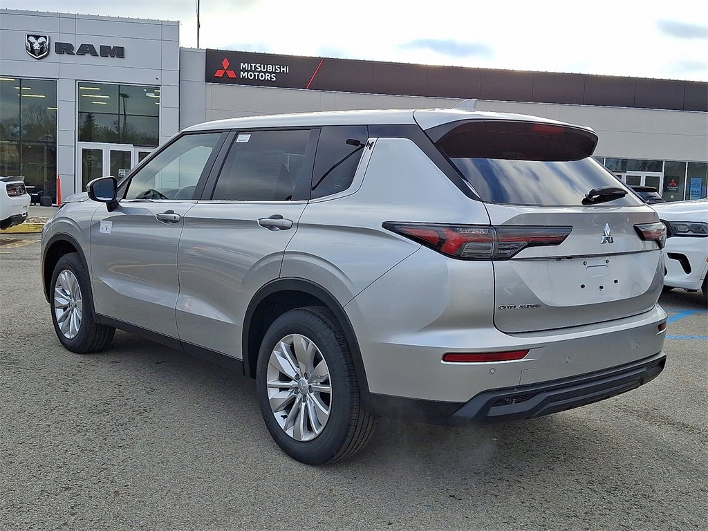 New 2026 Mitsubishi Outlander ES image 3