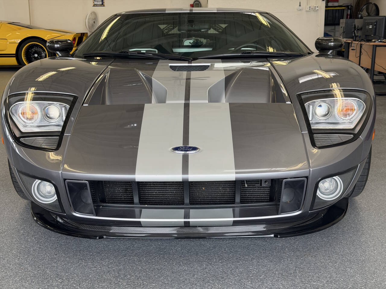 Used 2006 Ford GT RWD image 13