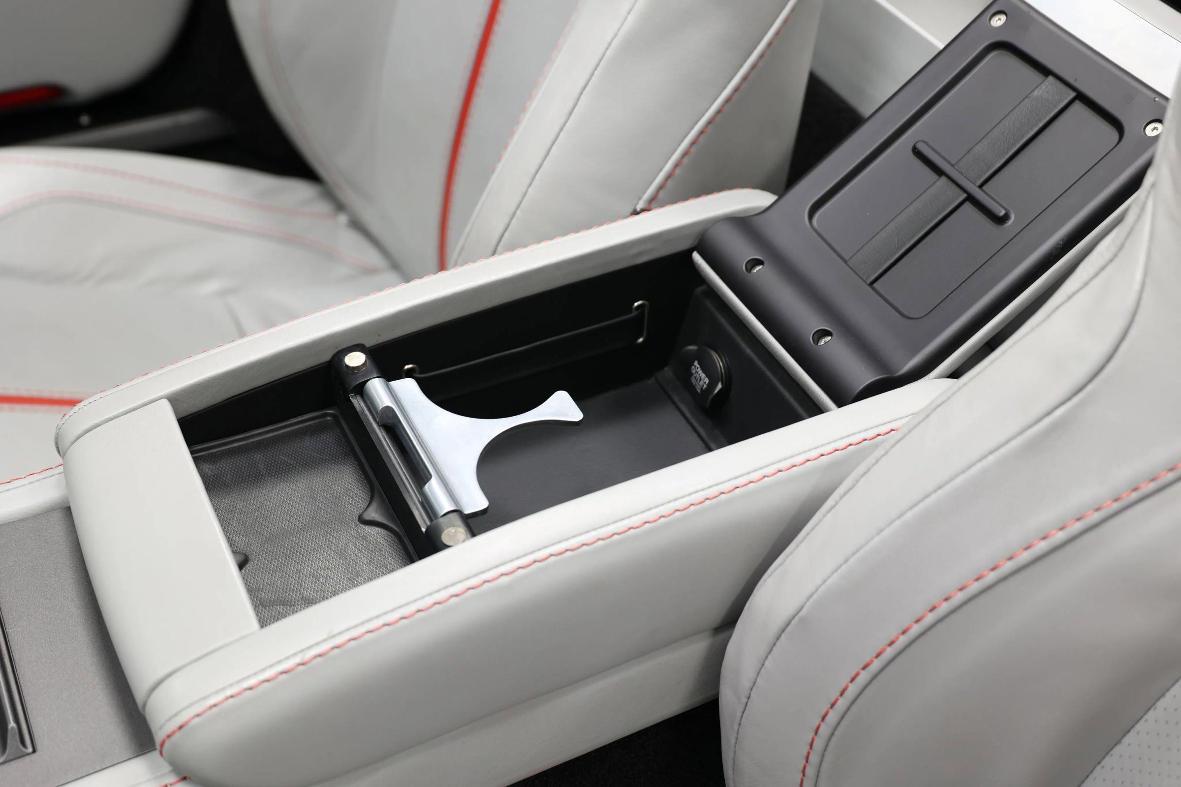 Used 2016 Aston Martin V8 Vantage GT RWD image 46