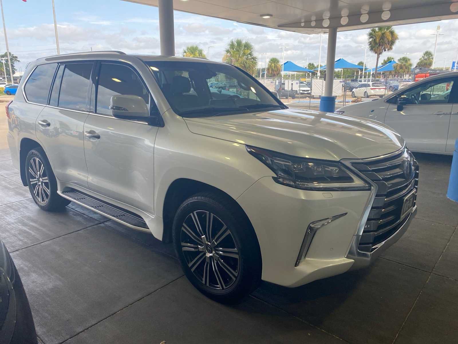 Used 2018 Lexus LX 570 4WD w/ Luxury Package image 3