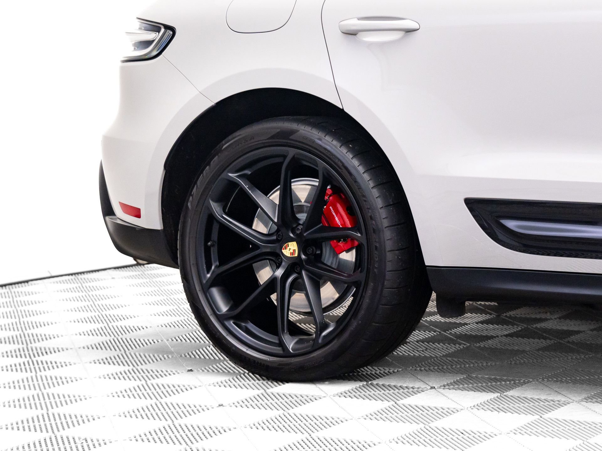 Certified 2024 Porsche Macan GTS image 31