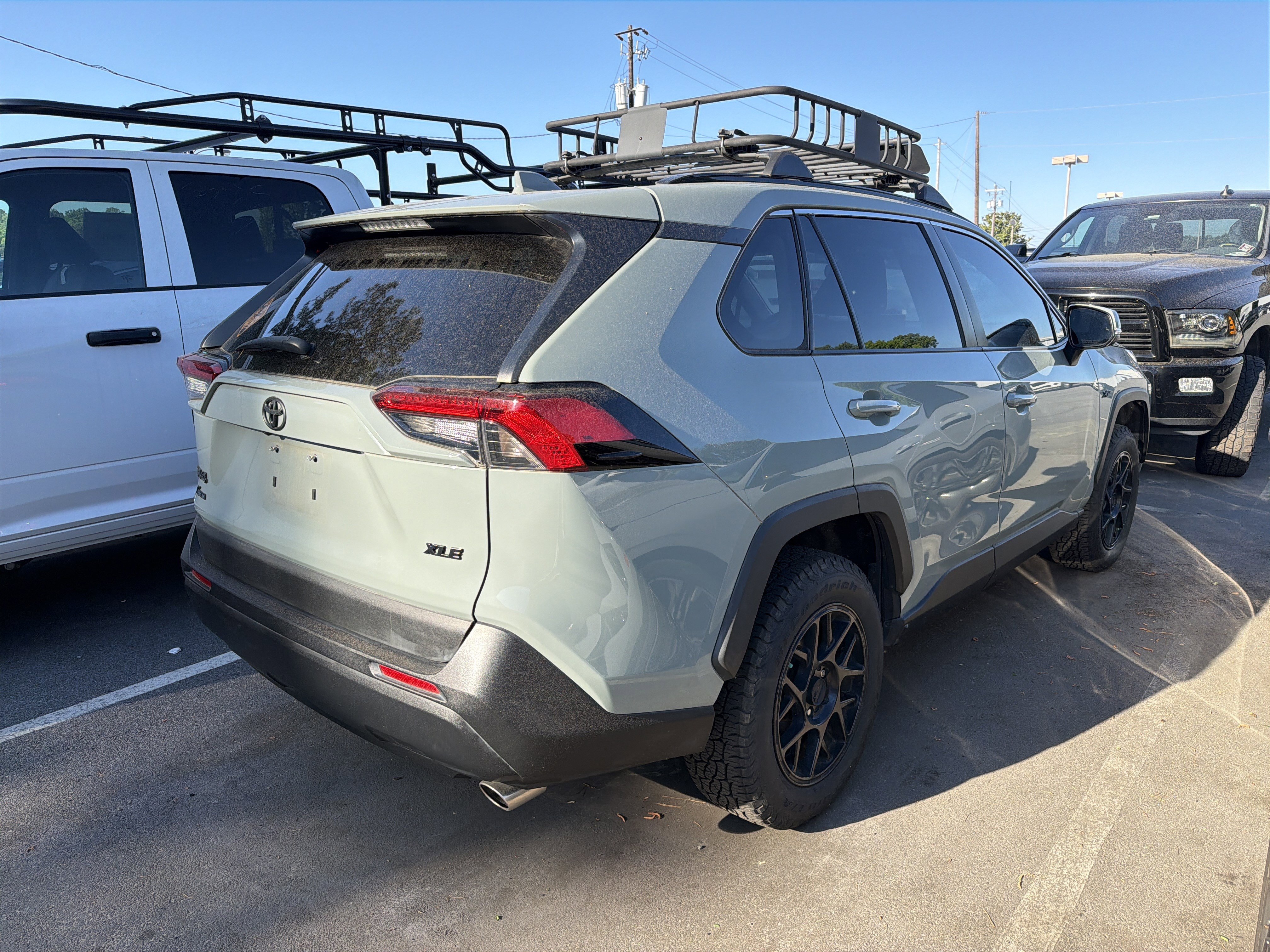 Used 2021 Toyota RAV4 XLE w/ Convenience Package image 4