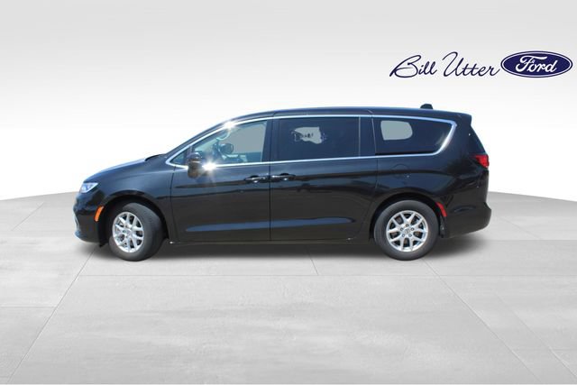 Used 2023 Chrysler Pacifica Touring-L FWD image 8