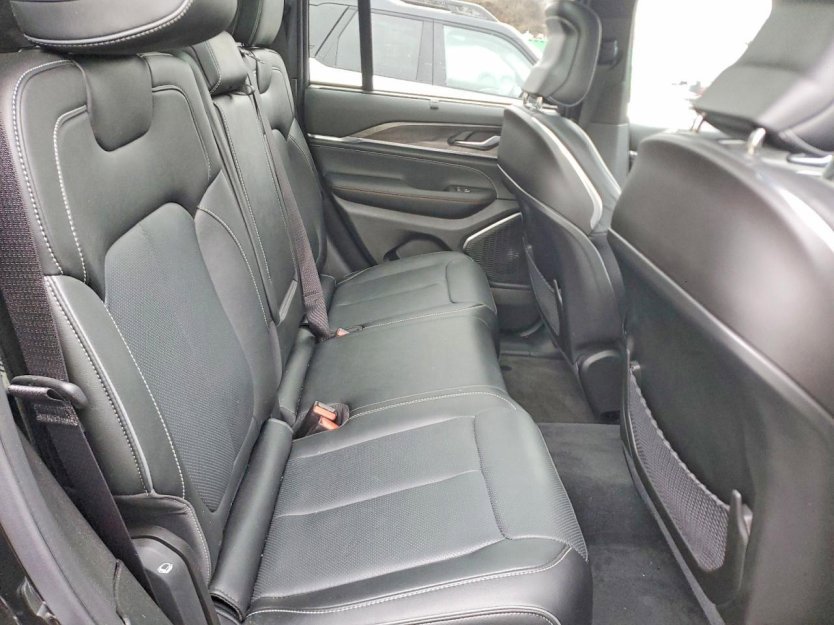 Used 2025 Jeep Grand Cherokee Overland w/ Luxury Tech Group IV image 9