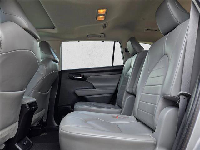 Used 2021 Toyota Highlander XLE FWD image 16