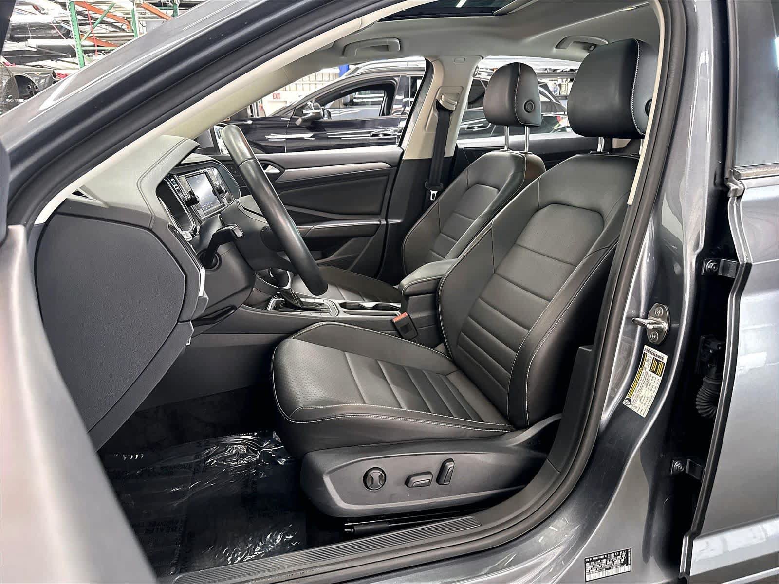 Used 2024 Volkswagen Jetta SE w/ Panoramic Sunroof Package FWD image 23