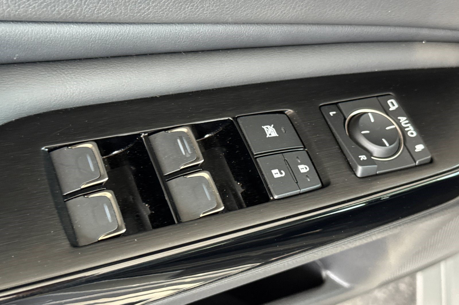 Used 2025 Lexus ES 300h w/ Premium Package FWD image 13