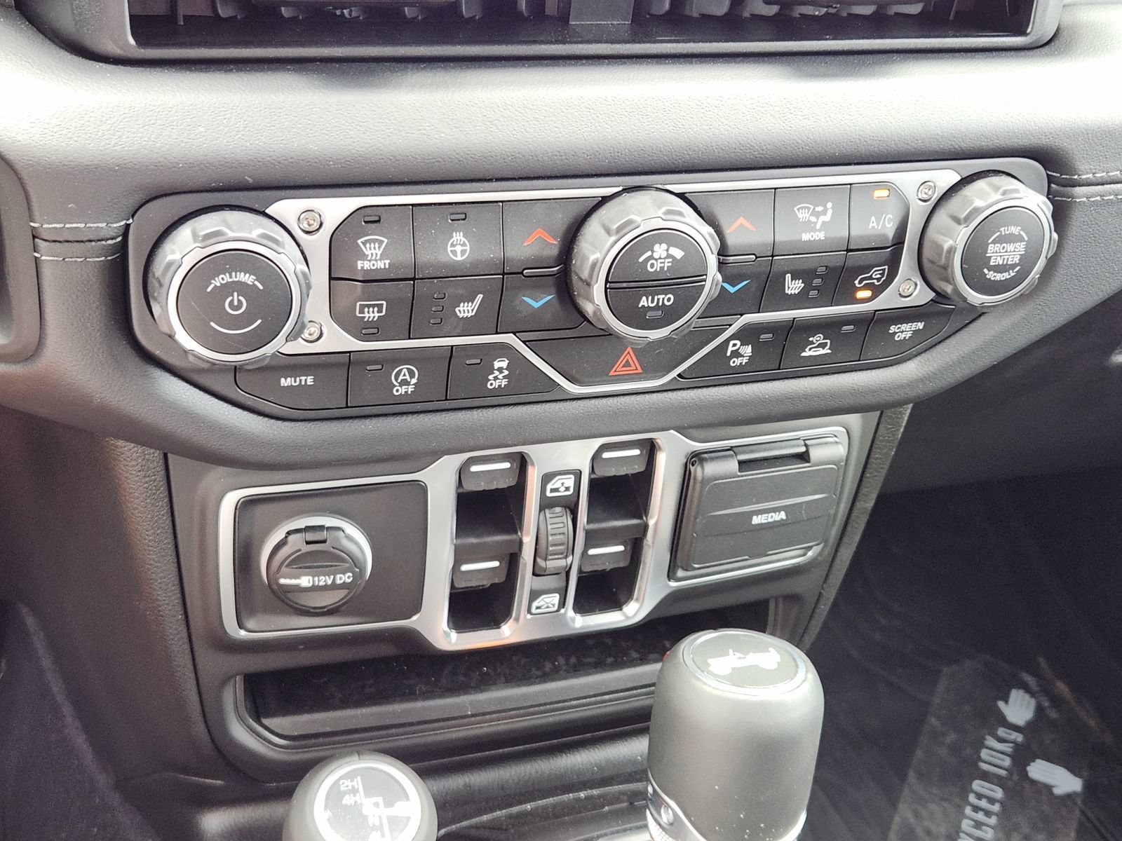 Used 2025 Jeep Wrangler Unlimited Sahara AWD/4WD image 21