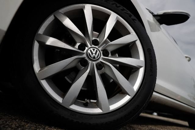 Used 2017 Volkswagen Golf SE FWD image 39
