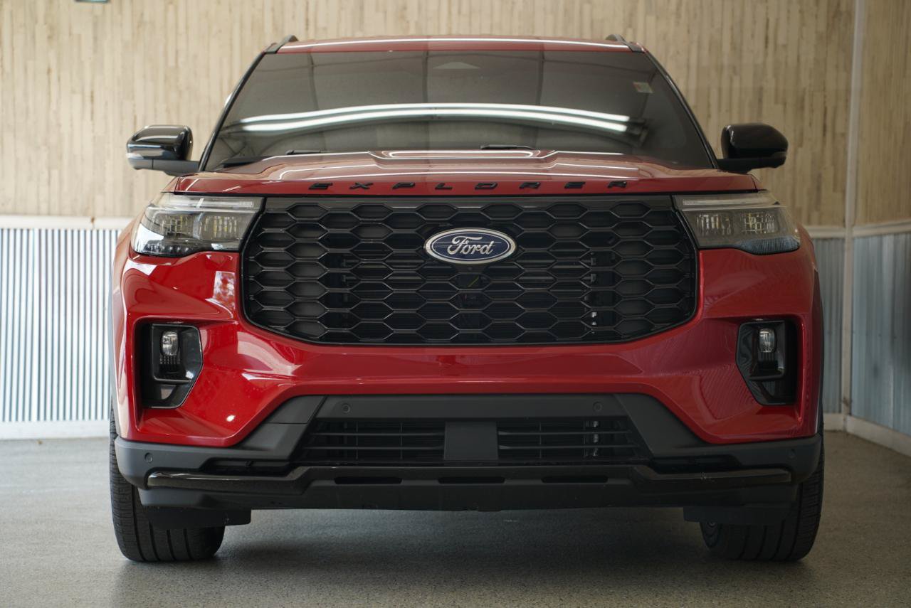 Used 2026 Ford Explorer ST-Line w/ ST-Line Street Pack RWD image 3