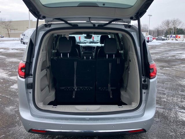 Used 2024 Chrysler Pacifica Touring-L image 25