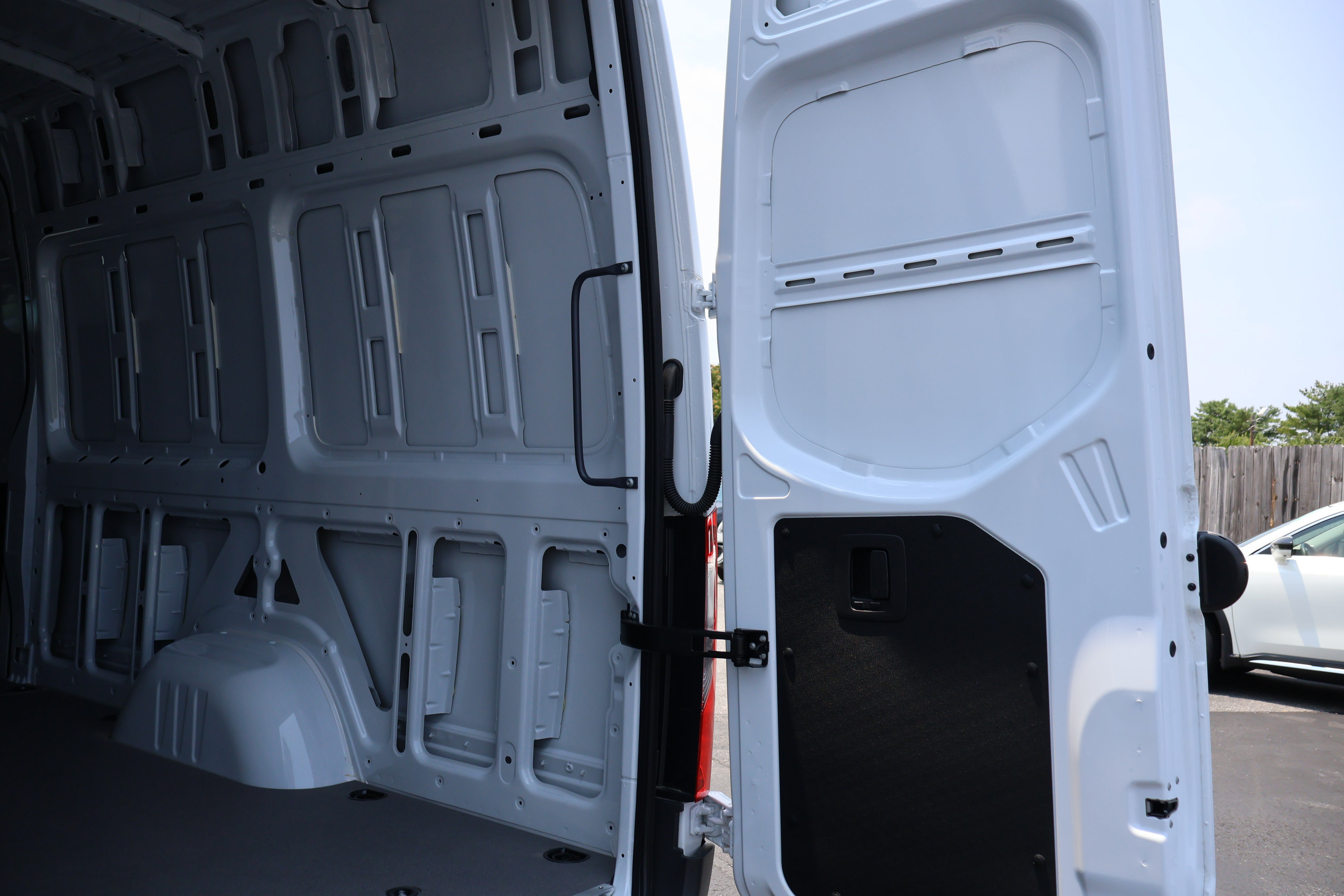 Used 2024 Mercedes-Benz eSprinter 170 Cargo image 16