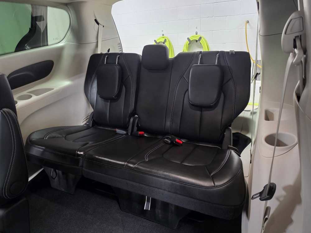 Used 2024 Chrysler Pacifica Touring-L image 15