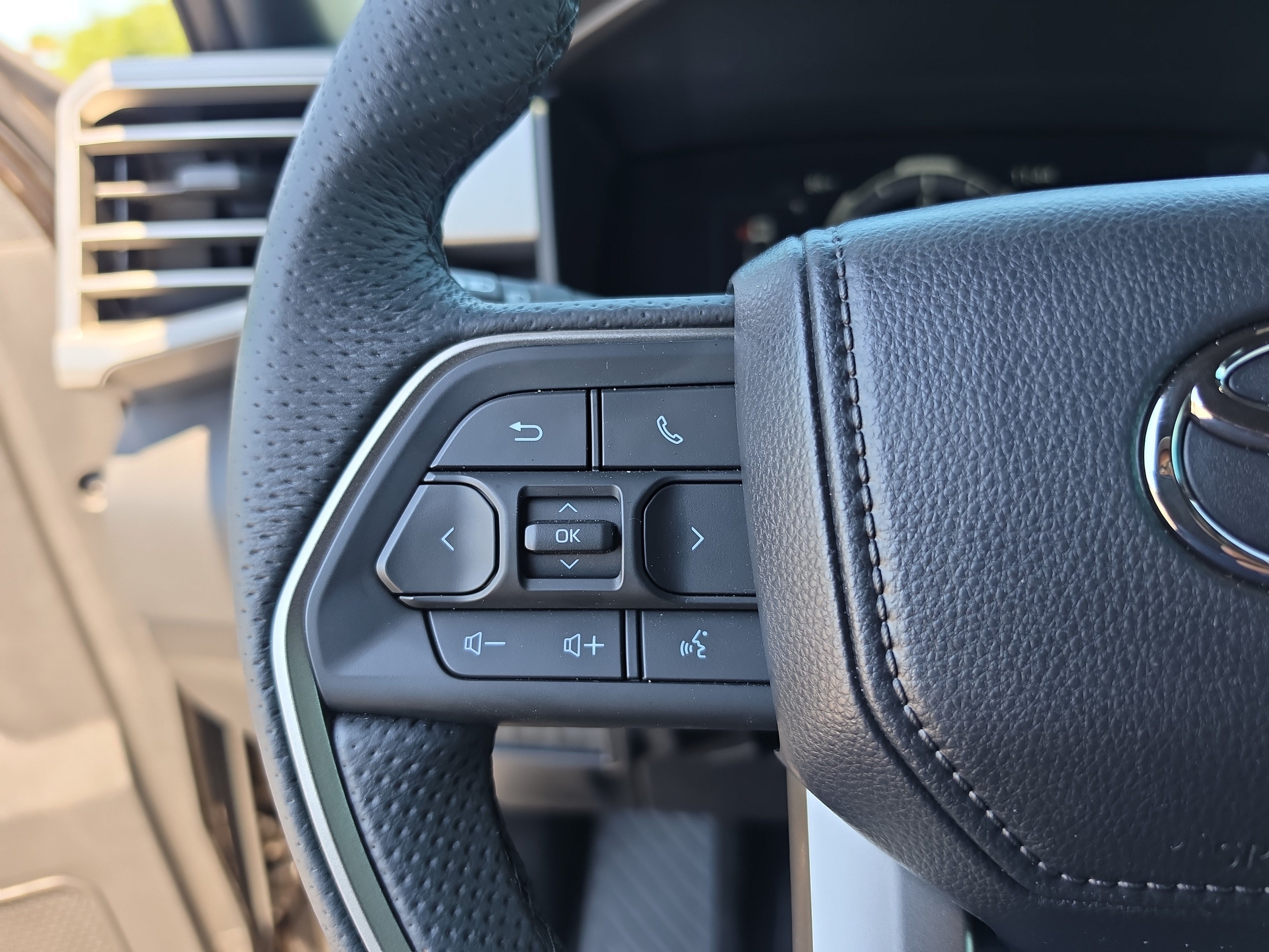 Used 2025 Toyota Tundra Limited AWD/4WD image 20
