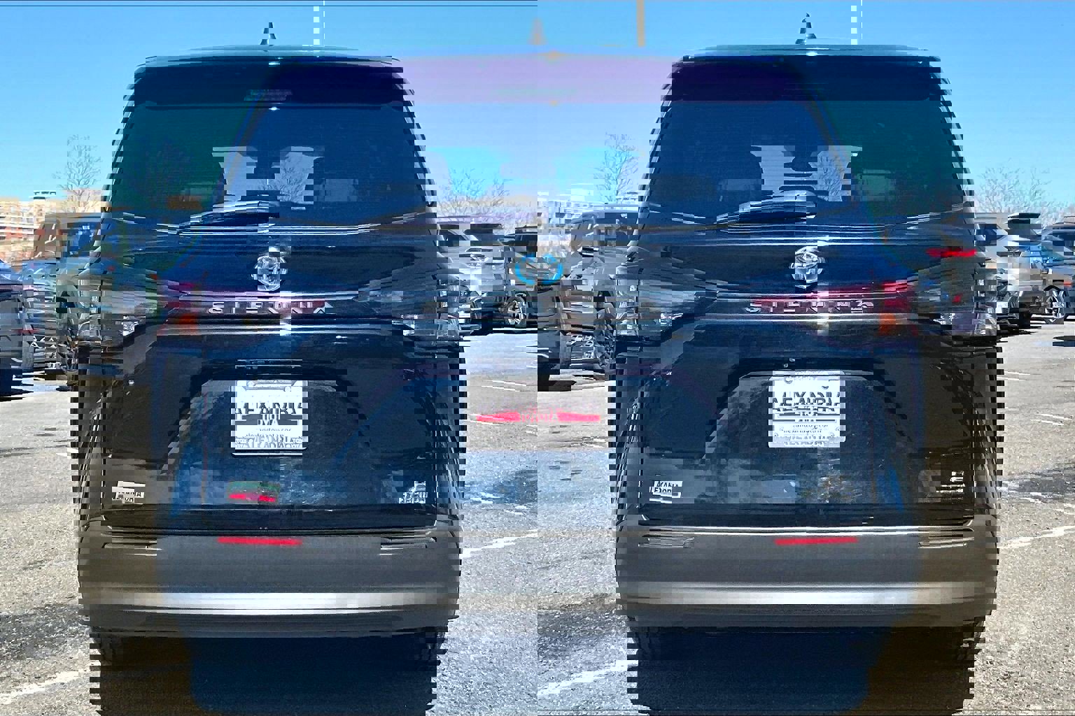 Used 2024 Toyota Sienna LE image 4