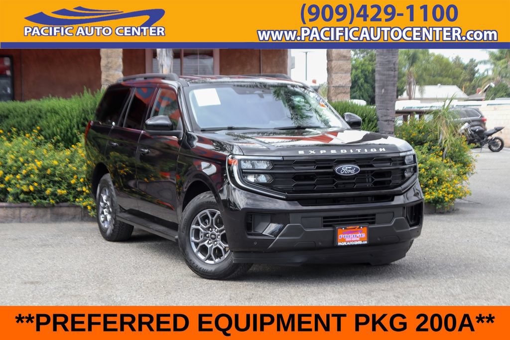 Used 2025 Ford Expedition Active AWD/4WD image 1