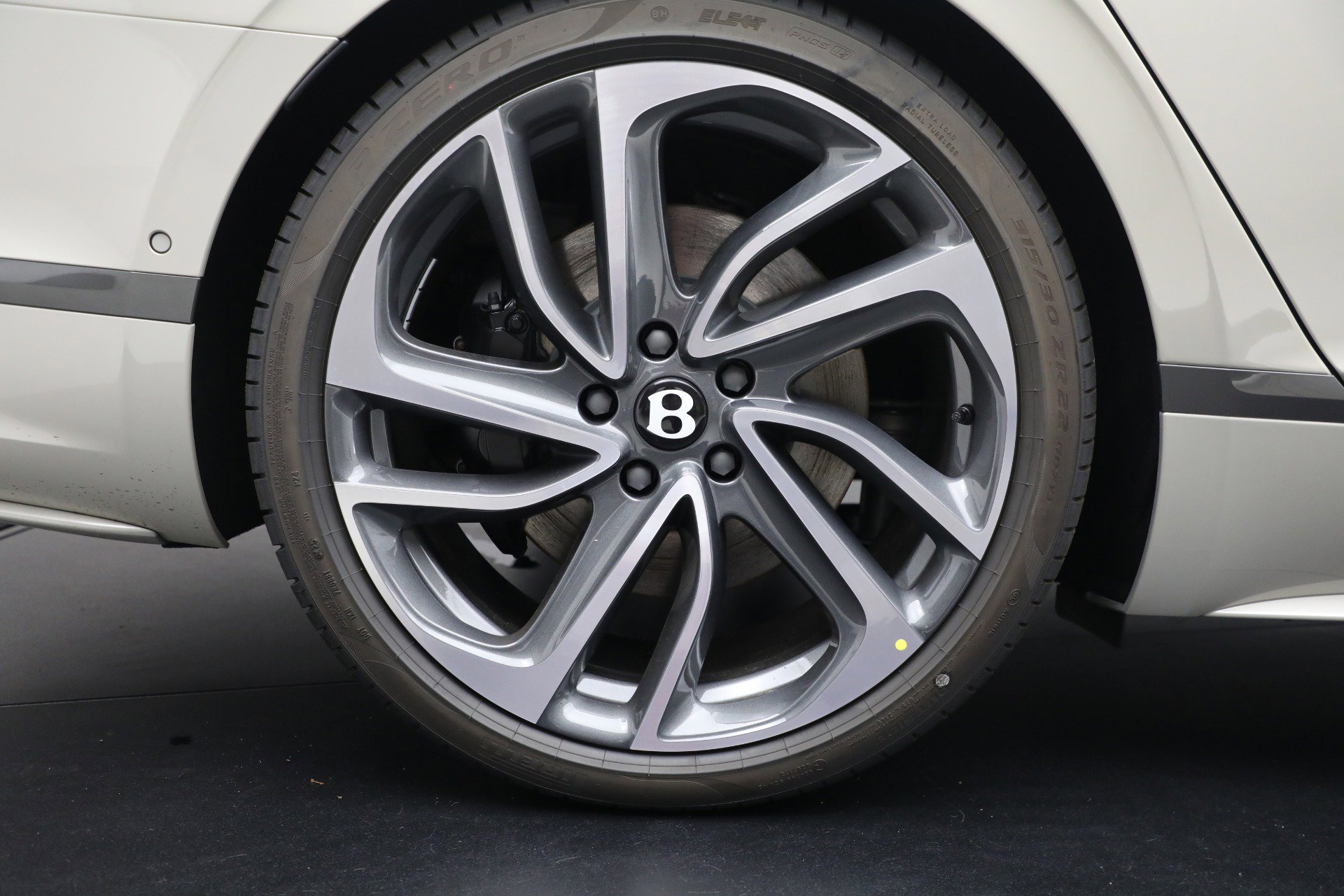 New 2025 Bentley Flying Spur Plug-In Hybrid image 16