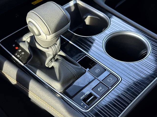 Used 2025 Toyota Sienna XLE Woodland Edition image 28