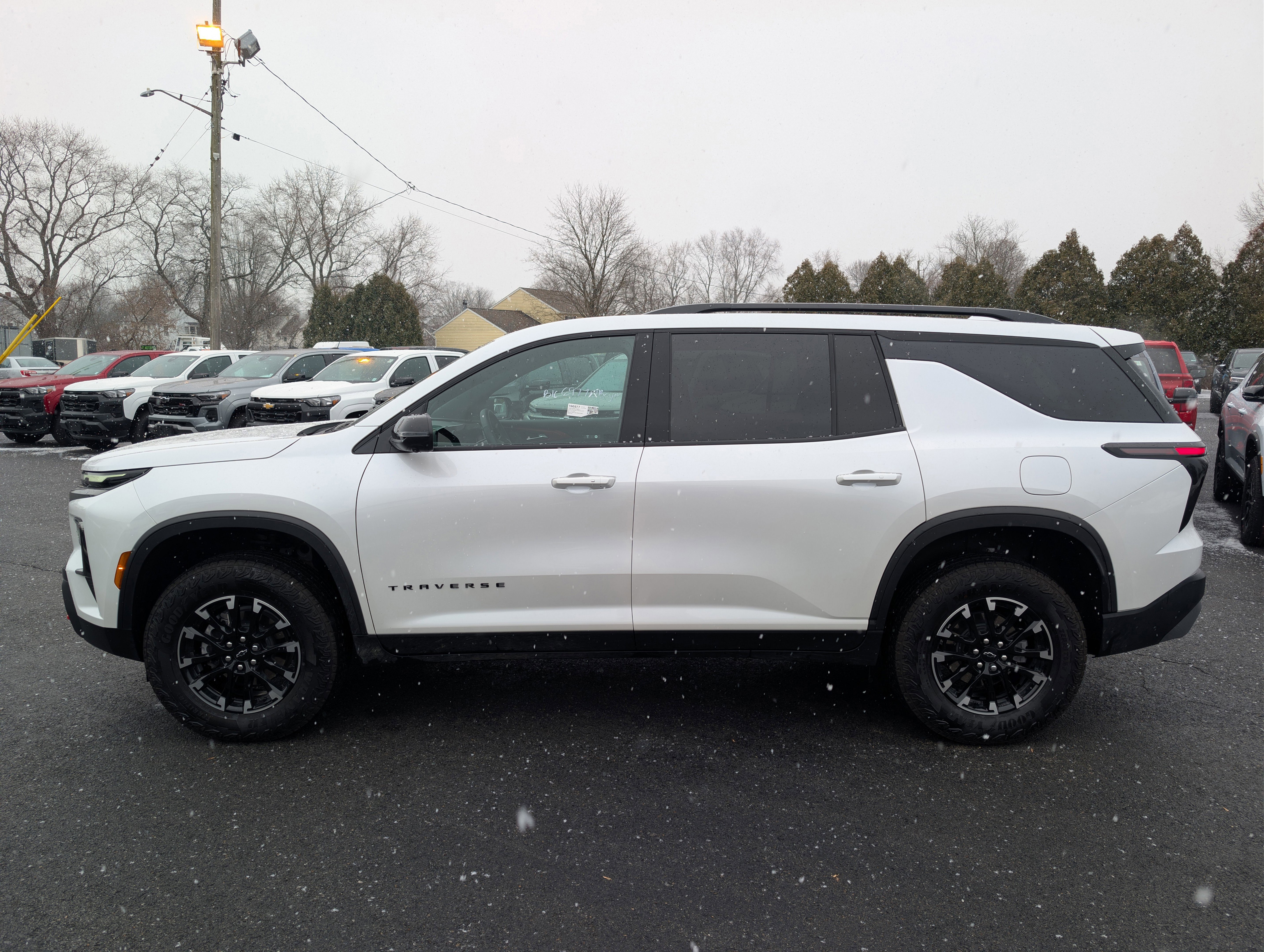 Used 2025 Chevrolet Traverse Z71 image 13