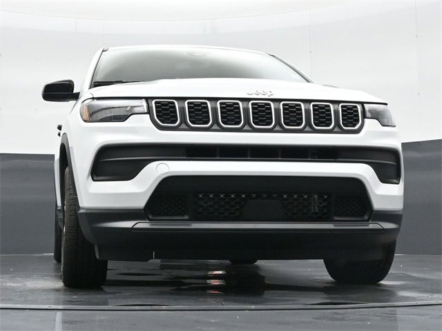 Used 2025 Jeep Compass Sport image 33