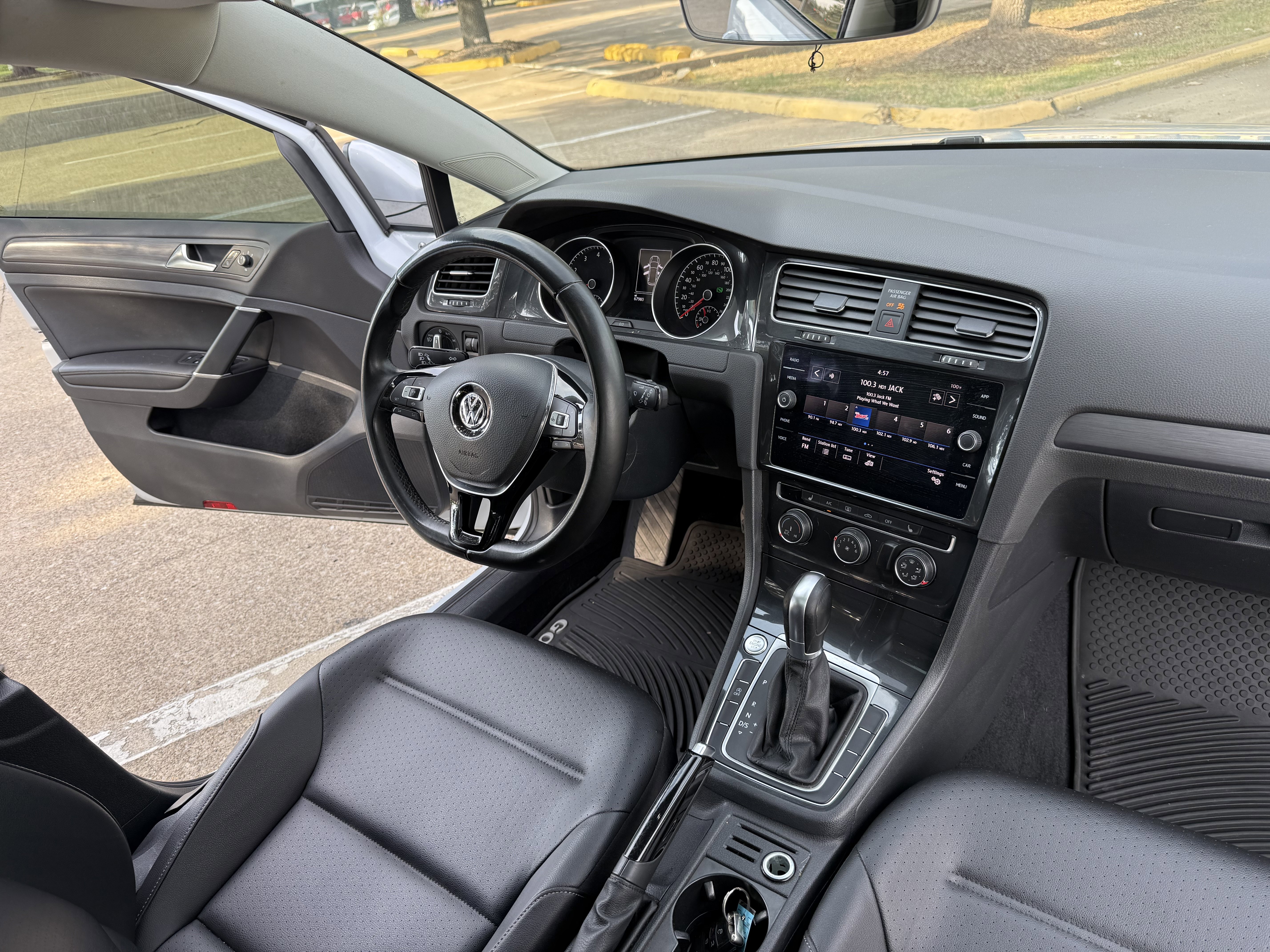 Used 2019 Volkswagen Golf SE image 13
