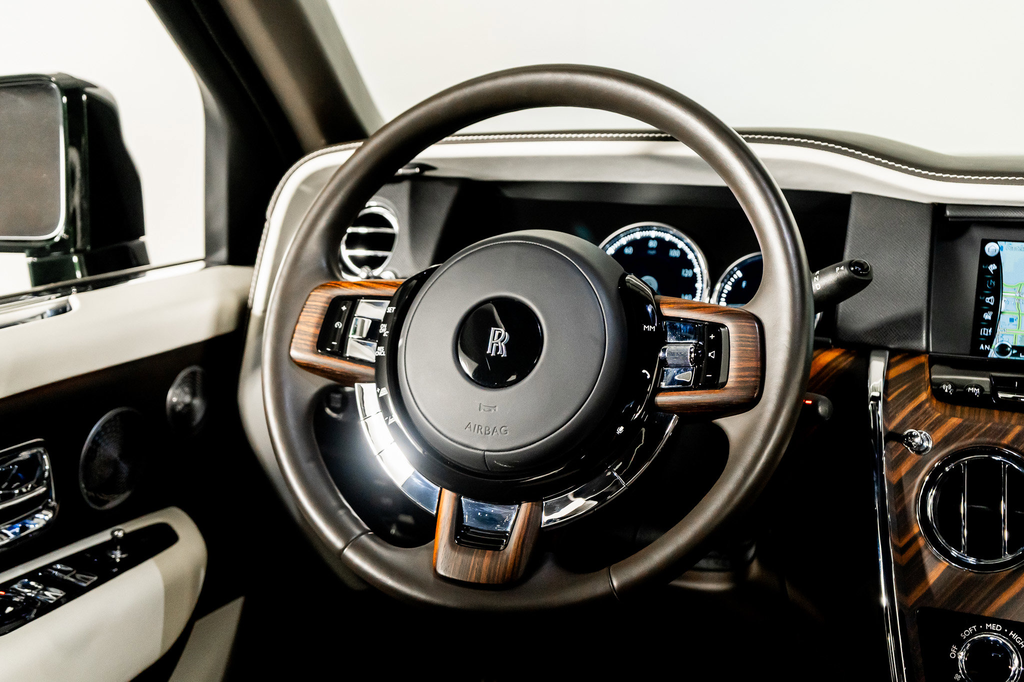 Used 2023 Rolls-Royce Cullinan w/ Cullinan Package image 57