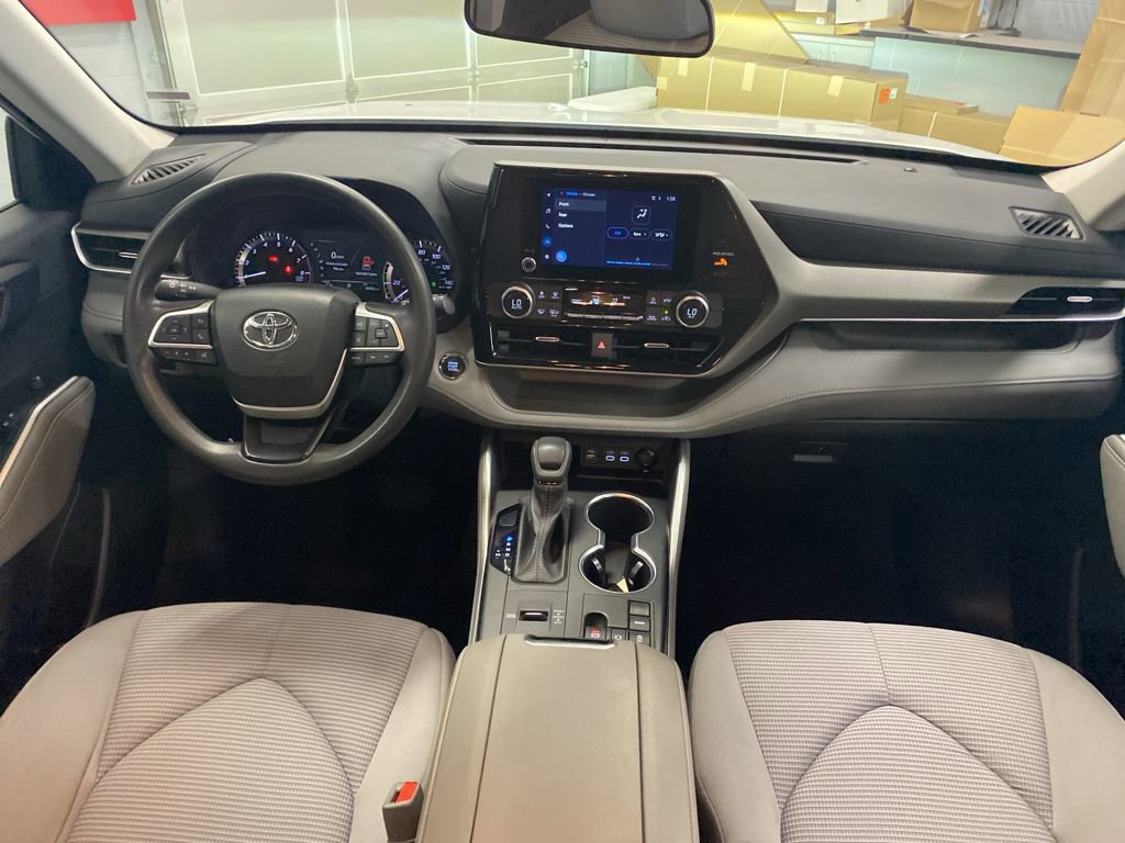 Used 2023 Toyota Highlander L image 18
