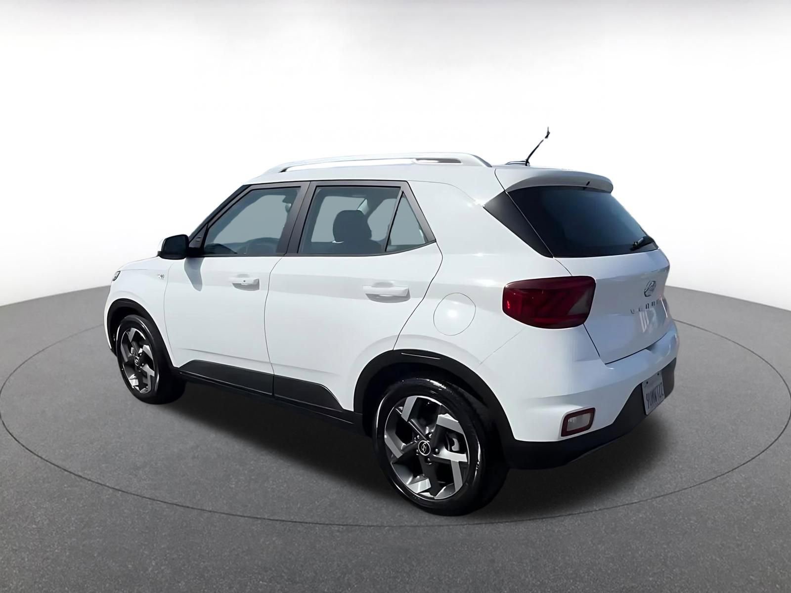 Used 2025 Hyundai Venue SEL FWD image 10