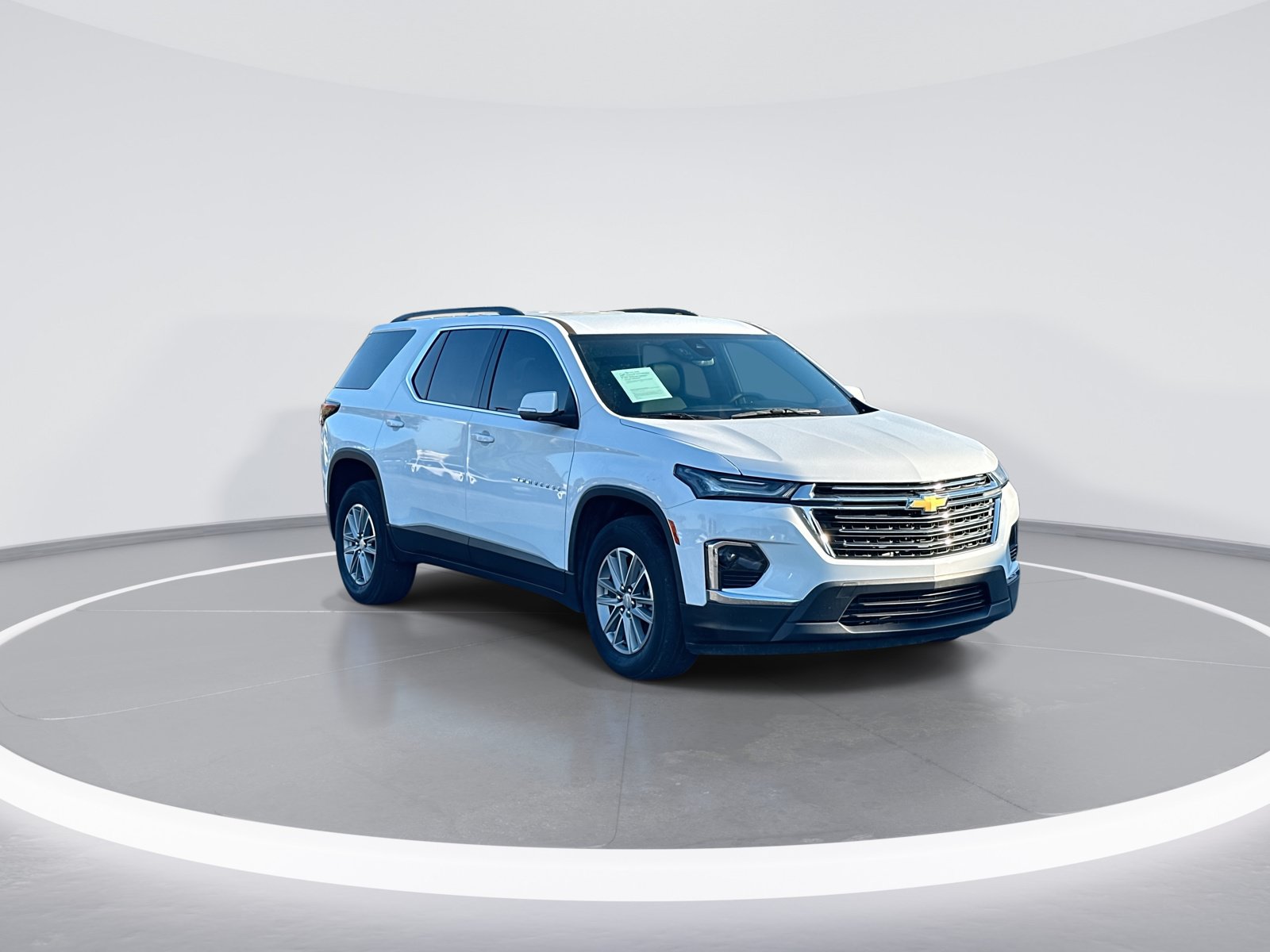 Used 2023 Chevrolet Traverse LT FWD image 2