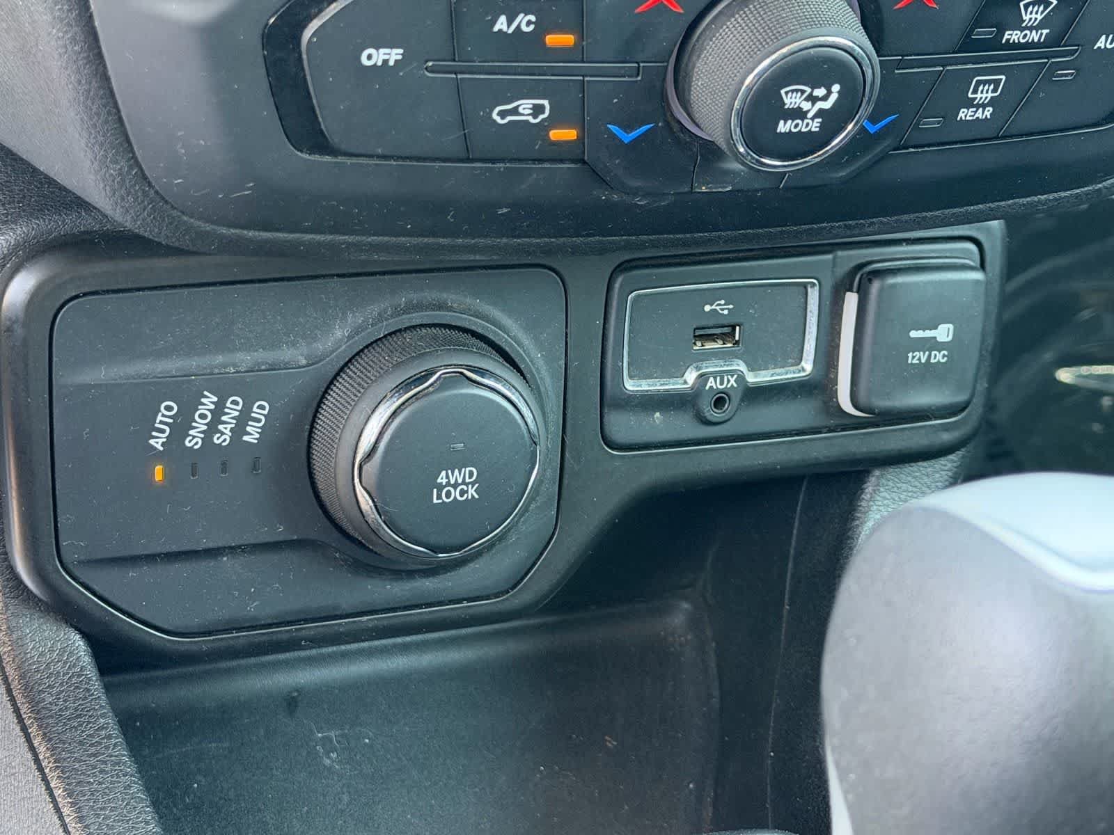 Used 2019 Jeep Renegade Latitude w/ Popular Equipment Group AWD/4WD image 29