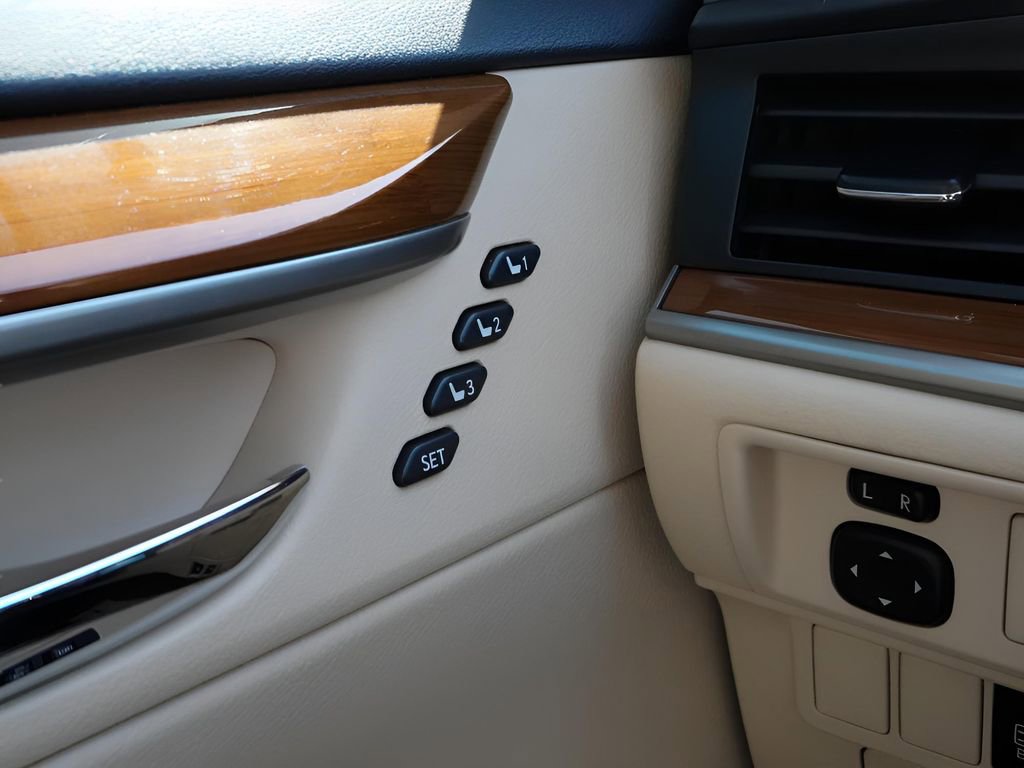 Used 2013 Lexus ES 300h w/ Luxury Pkg image 22