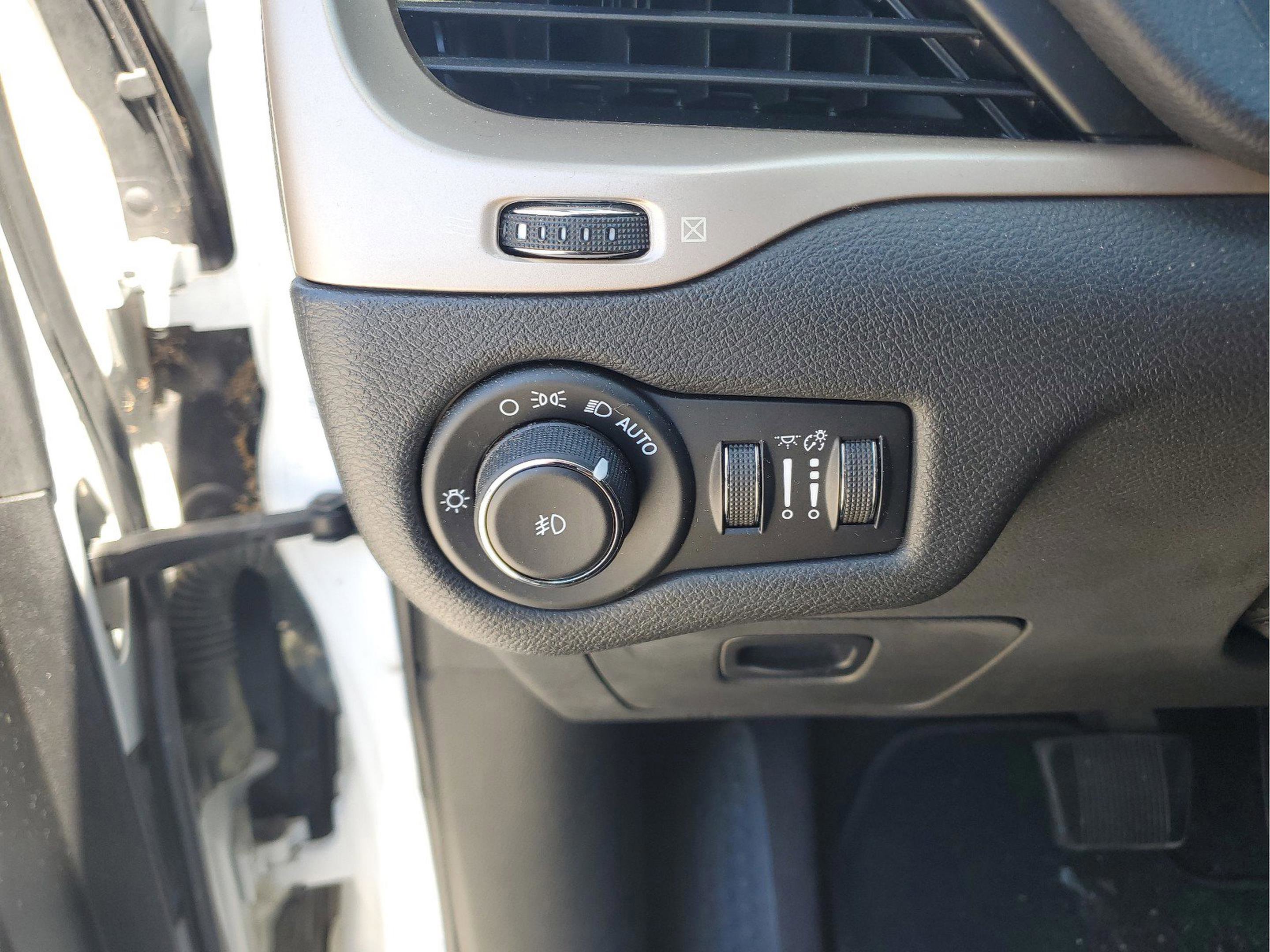 Used 2017 Jeep Cherokee Latitude FWD image 26