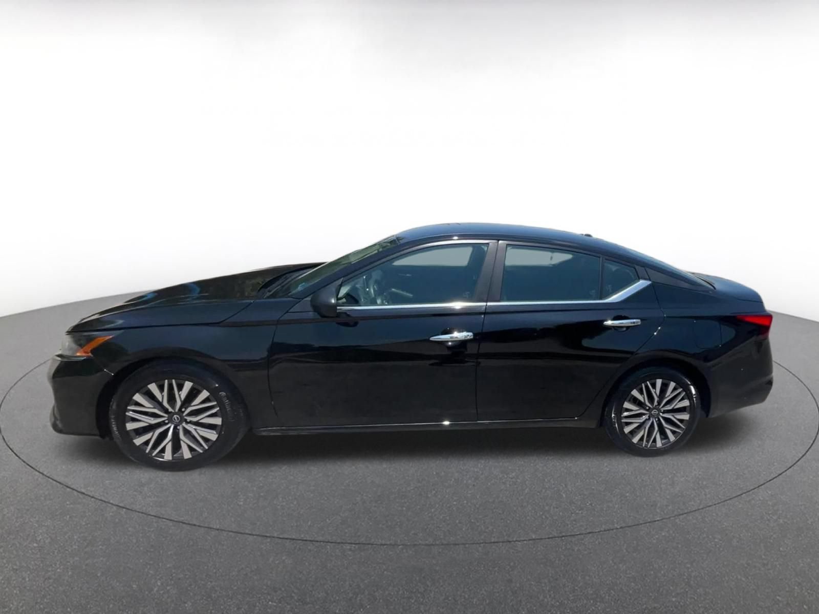Used 2025 Nissan Altima 2.5 SV FWD image 9