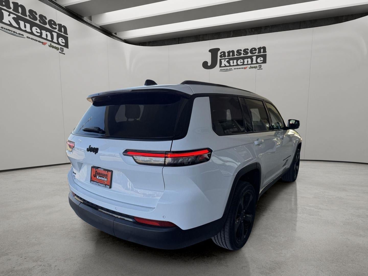 Used 2025 Jeep Grand Cherokee L Laredo AWD/4WD image 3
