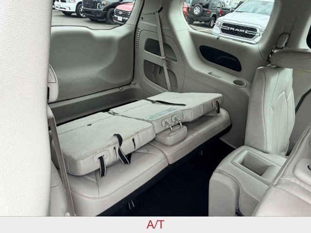 Certified 2018 Chrysler Pacifica Touring-L image 11