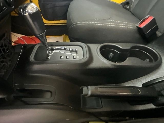 Used 2015 Jeep Wrangler Rubicon w/ Connectivity Group image 18