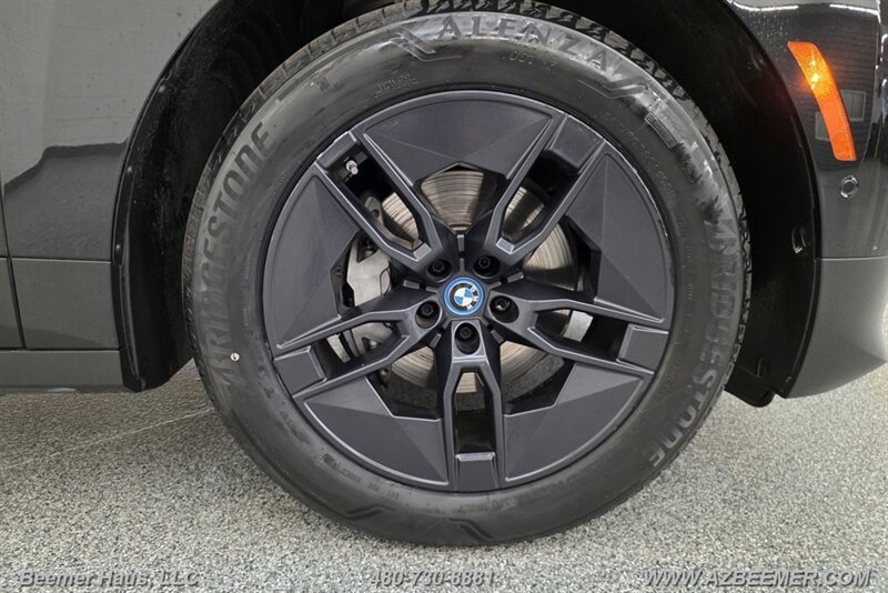 Used 2024 BMW iX xDrive50 AWD/4WD image 32