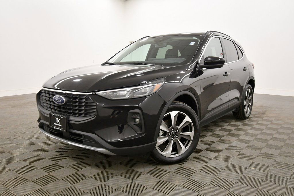 Used 2025 Ford Escape Platinum image 2