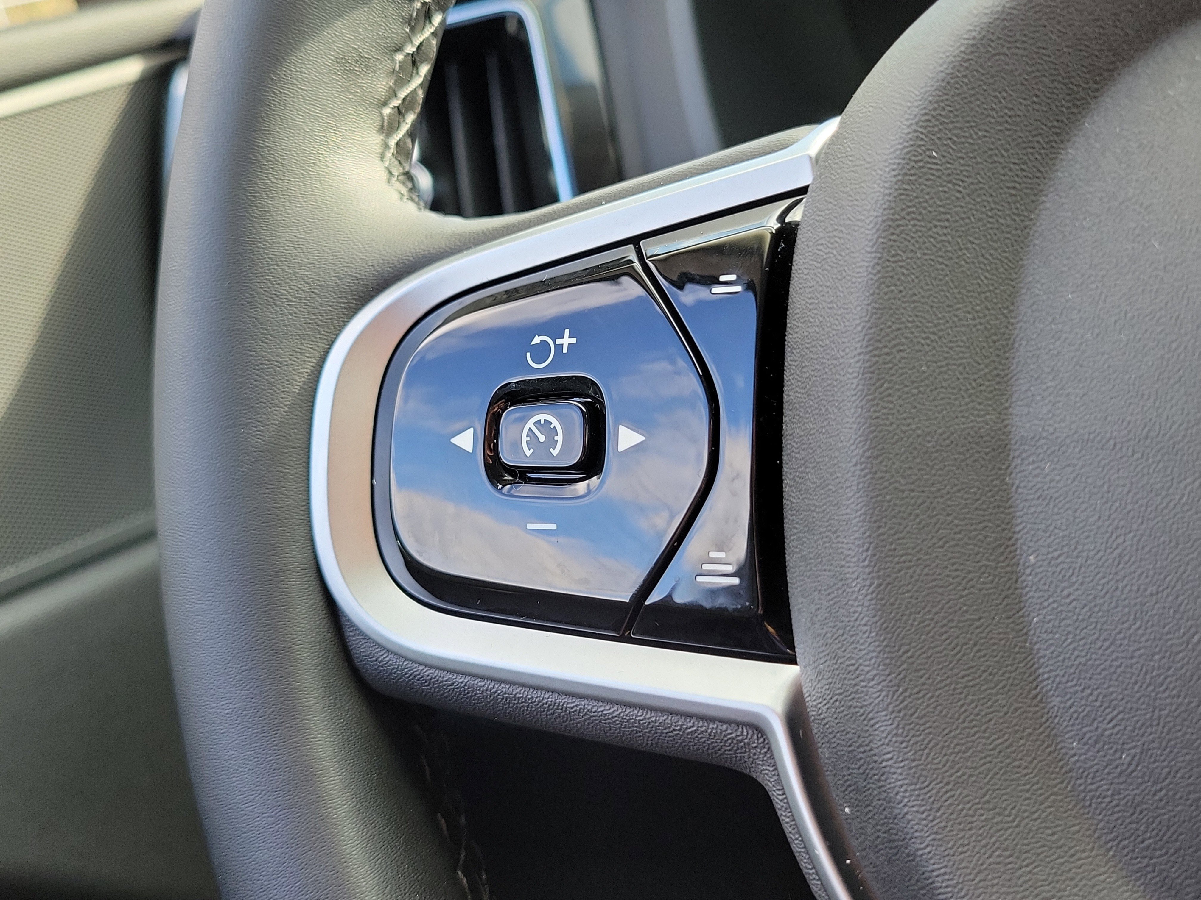 Used 2025 Volvo XC60 B5 Plus image 17