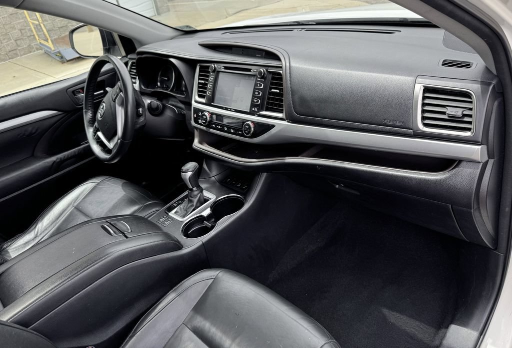 Used 2016 Toyota Highlander XLE AWD/4WD image 31