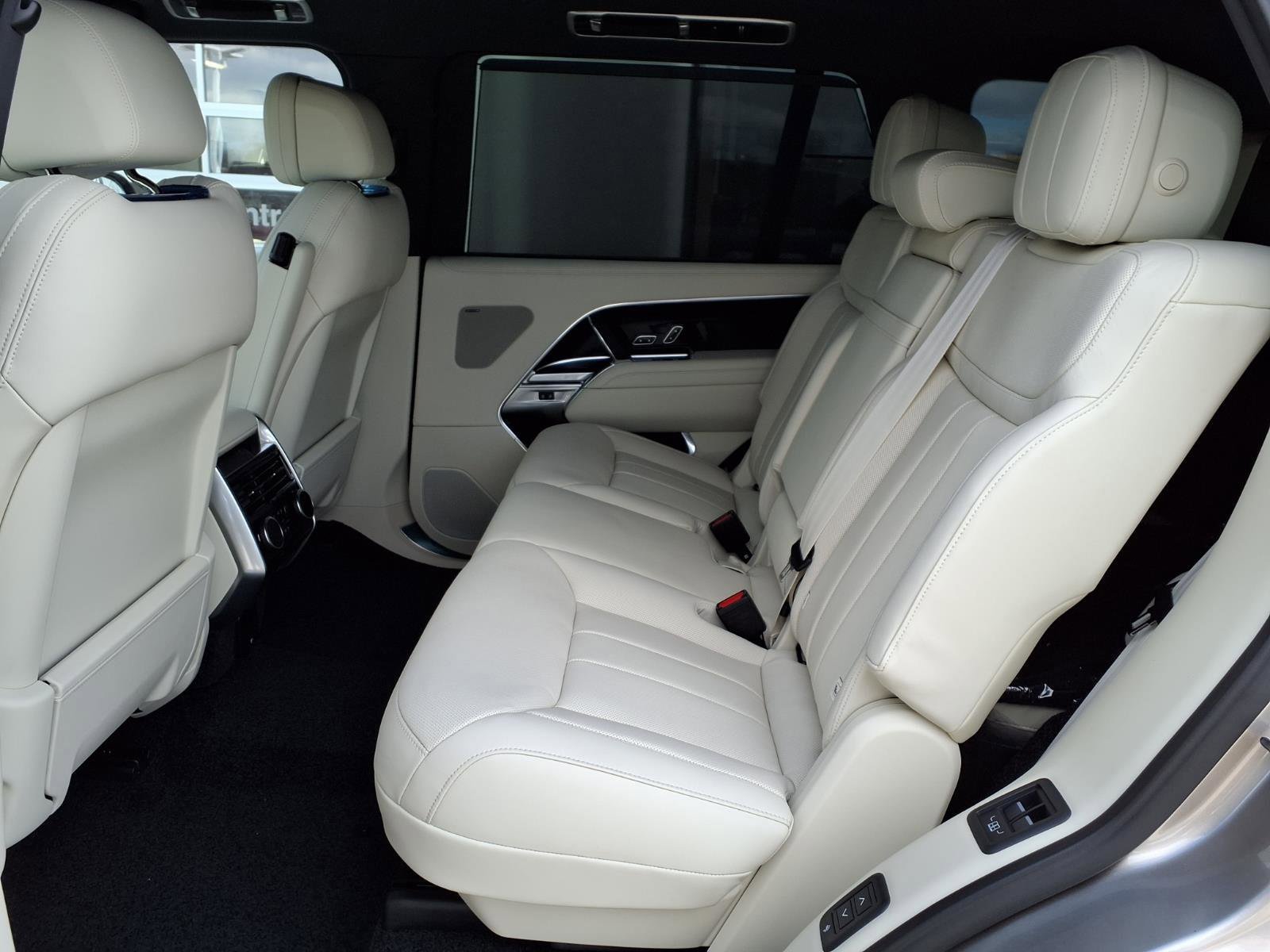 New 2026 Land Rover Range Rover Long Wheelbase SE image 8