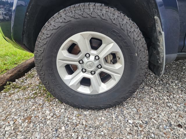 Used 2015 Toyota 4Runner SR5 AWD/4WD image 3