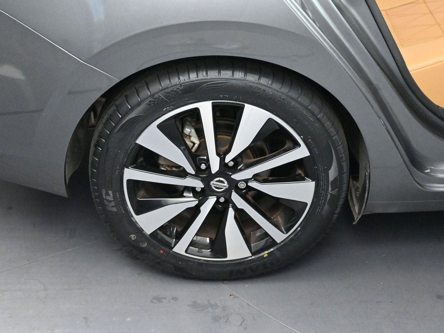 Used 2023 Nissan Sentra SV w/ SV Premium Package FWD image 31