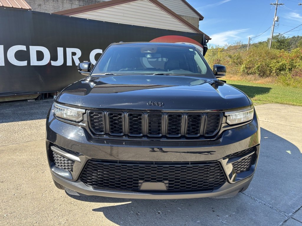 Used 2023 Jeep Grand Cherokee Altitude image 2