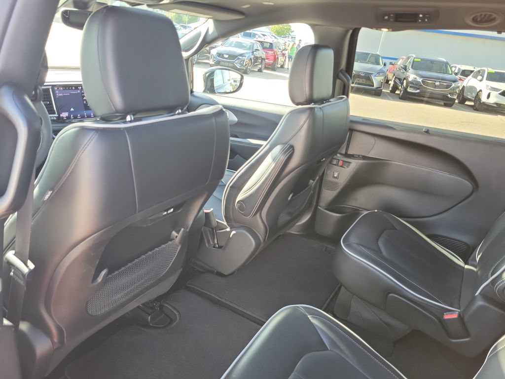 Used 2025 Chrysler Pacifica Limited FWD image 30