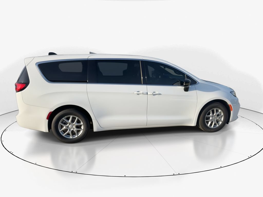 New 2026 Chrysler Pacifica Select FWD image 9