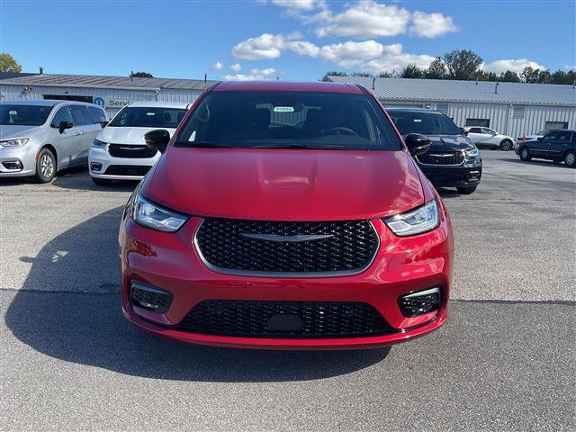 New 2026 Chrysler Pacifica Select image 2